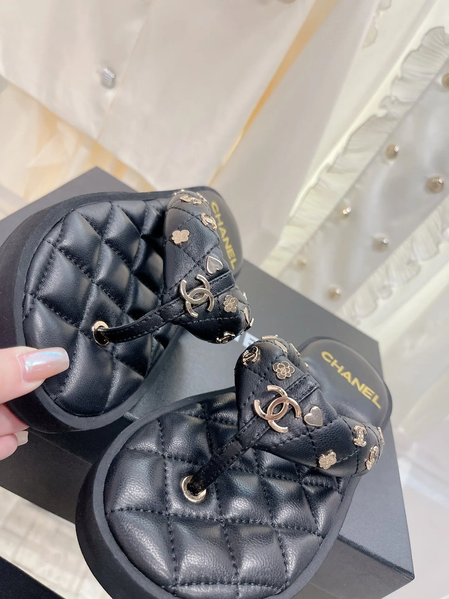 P440👟👟 𝗖𝗛𝗔𝗡𝗘𝗟The latest flip-flop slippers. Exclusive supply of top quality, beautiful on the feet💃💃This style is so popular! Original customized sheepskin material Original film TPU bottom 35-39 [40/41 customized]